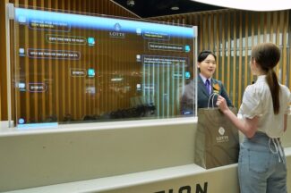 롯데백화점 잠실점, ‘AI 통역 서비스’ 도입…13개 국어 실시간 통역
