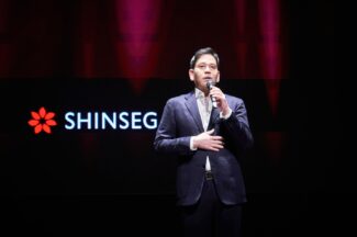 신세계그룹 회장 취임한 정용진, 신입사원에게 ‘고객제일’ 실천 당부