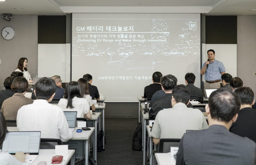 GM “배터리값 낮춰 전기차 가격 내연기관 수준으로”