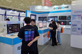 더존비즈온, KHF 2025서 의료 AI 에이전트 기반 지능화 혁신 제시