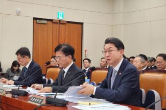 [2025국감] 이억원 금융위원장 “AI·반도체 등 첨단산업에 150조 투자…생산적 금융 전환 추진”